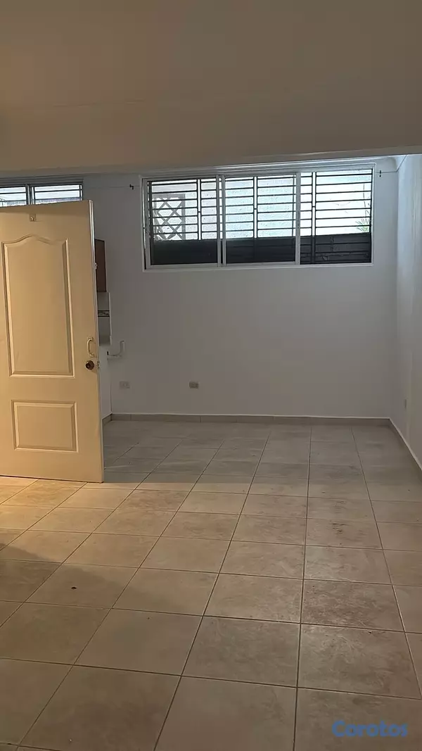apartamentos - vendo Quisqueya primer nivel ideal para inversión una habitación parqueo baño  5
