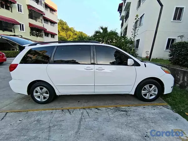 jeepetas y camionetas - Toyota sienna 2010  11