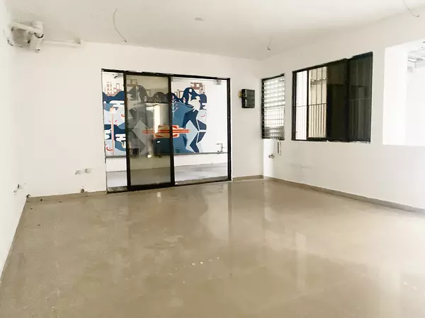 oficinas y locales comerciales - Propiedad céntrica en Evaristo 2