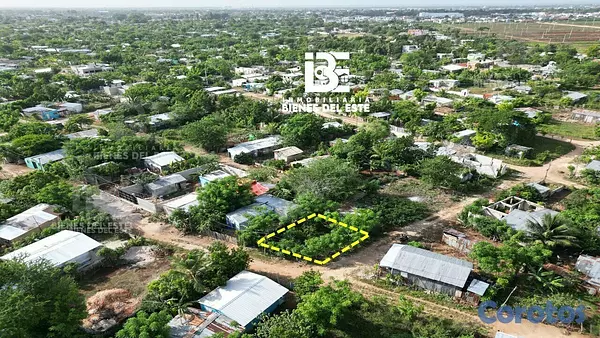 solares y terrenos - Se Vende solar de esquina con 143 metros.  📍En Sec 7