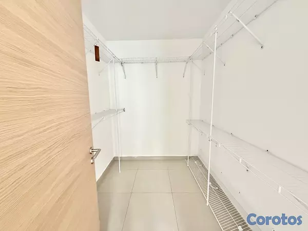 apartamentos - vendo Evaristo Morales tres habitaciones tres baños dos parqueos servicio  5