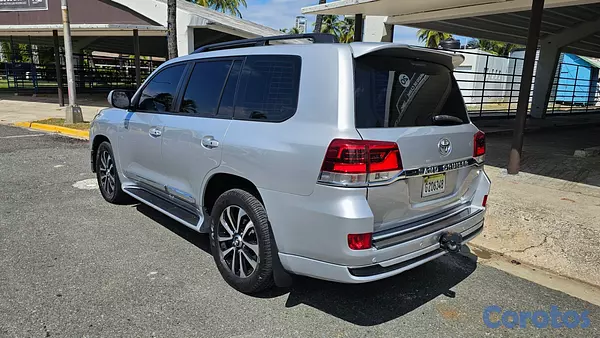 jeepetas y camionetas - VENDO LA LAND CRUISER MAS NUEVA, POCO USO 9