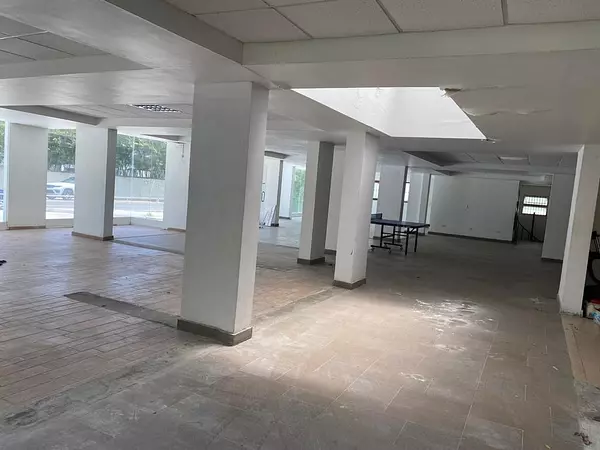 oficinas y locales comerciales - Se Renta Amplio Local Comercial en Ave. Republica de Argentina  5