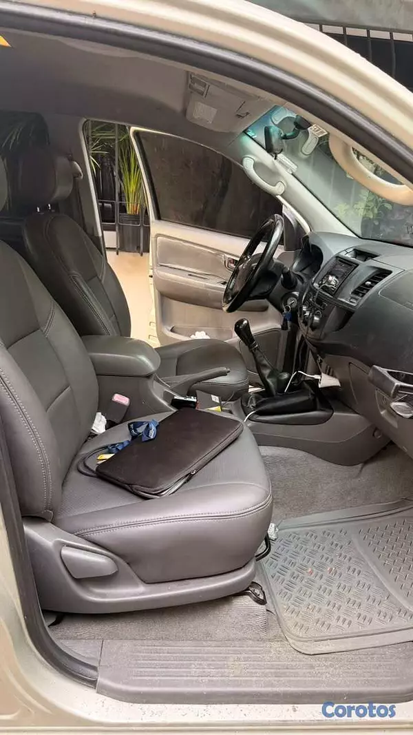 jeepetas y camionetas - Camioneta Hilux 2015 mecanica 2
