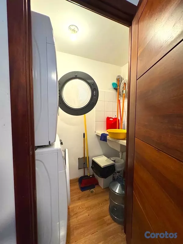 apartamentos - vendo Evaristo Morales piso 4 dos habitaciones dos baños dos parqueos no servici 5