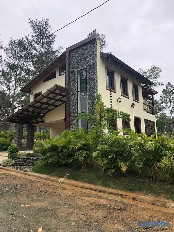 casas vacacionales y villas - Villa con Piscina en Venta, Jarabacoa 2