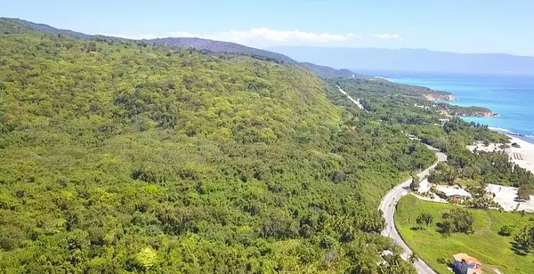 solares y terrenos - Terreno 180,000 mts en Barahona  2