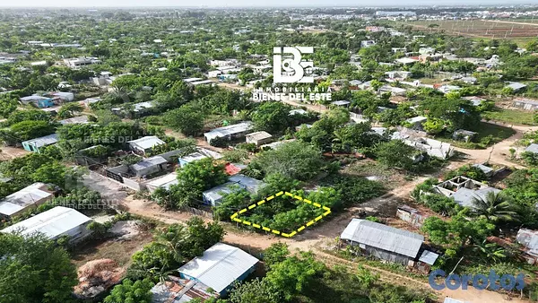 solares y terrenos - Se Vende solar de esquina con 143 metros.  📍En Sec 8