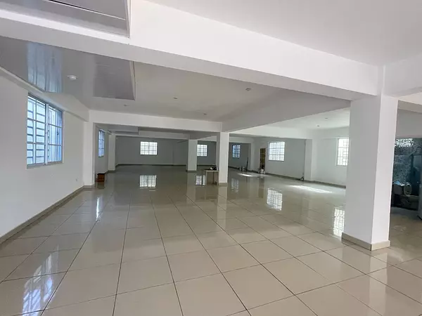 oficinas y locales comerciales - Local céntrico amplio  6