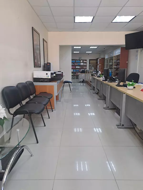 oficinas y locales comerciales -  Local con oficina y almacen en Gazcue amueblado 9