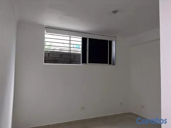 apartamentos - vendo Quisqueya primer nivel ideal para inversión una habitación parqueo baño  10