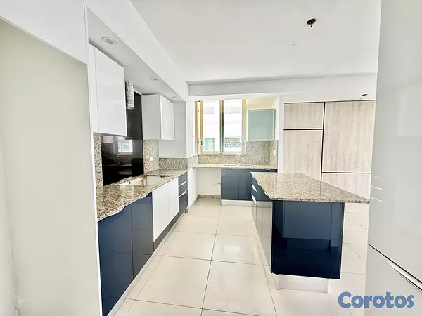 apartamentos - vendo Evaristo Morales tres habitaciones tres baños dos parqueos servicio  9