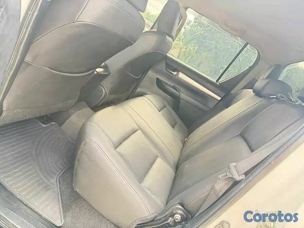 jeepetas y camionetas - Toyota hilux 2017 4