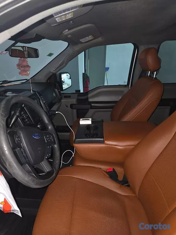 jeepetas y camionetas - Camioneta Ford Blanca en exelente estado  4