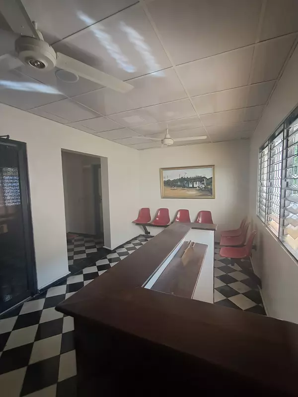 oficinas y locales comerciales - Local o consultorio en Gazcue segundo nivel 5
