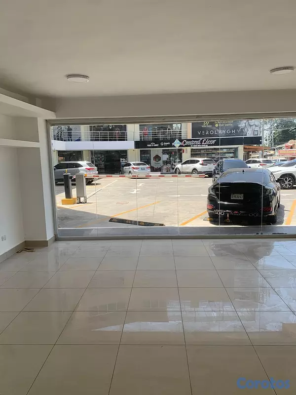 oficinas y locales comerciales - Se alquila en primer piso con sotano 11