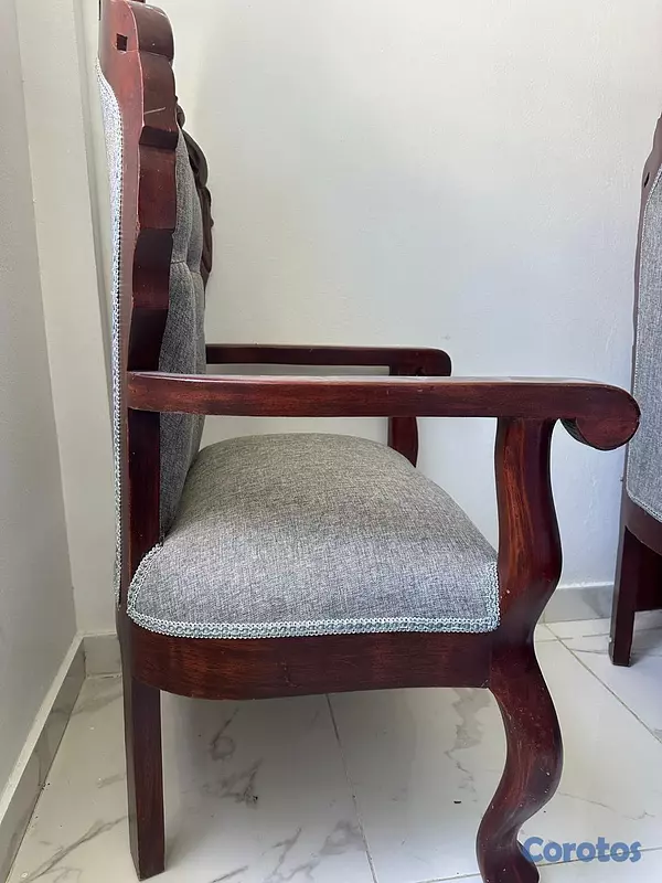 muebles y colchones - Butacas elegantes de caoba y  forrada en tela gris 1