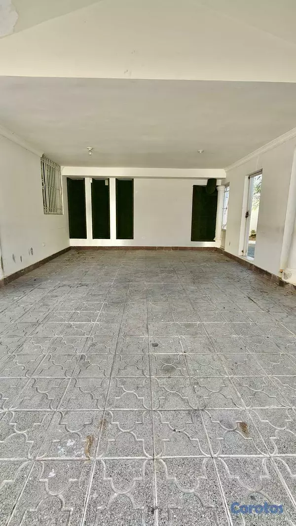 casas - Casa de dos niveles ubicada en el exclusivo sector 10