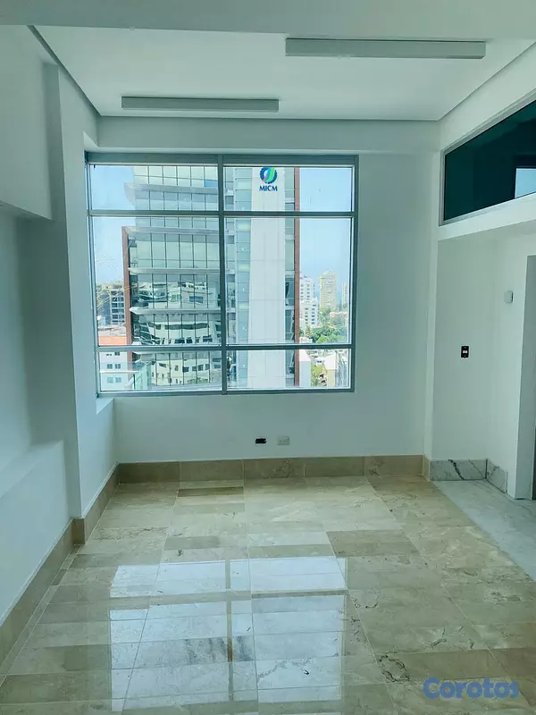 oficinas y locales comerciales - Oferta Especial por el mes de las Madres: Local de Oficinas en Alquiler Torre KM 1
