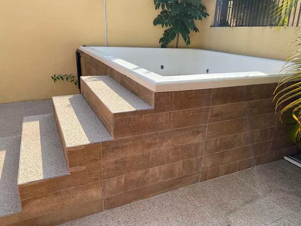 casas - Vendo/alquilo tremenda casa en ARROYO HONDO, DN.
432 mts2
5 habitaciones 
5.5 ba 9