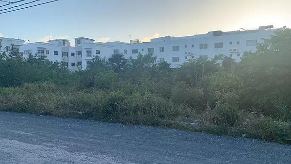 solares y terrenos - SOLAR DE 2,082 METROS EN BAVARO PUNTA CANA 2