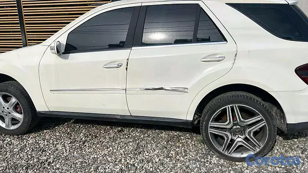 repuestos - Se vende vehìculo para uso de piezas. Tiene motor y transmisiòn Rd$200,000.00  2