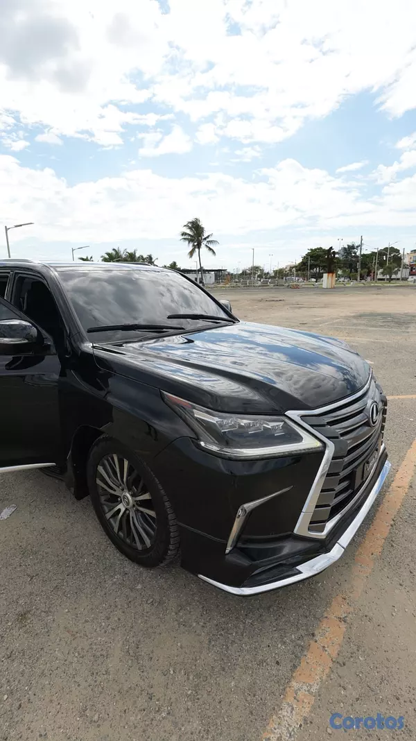 jeepetas y camionetas - Lexus LX 570 2016 135,000km en excelentes condicio 8