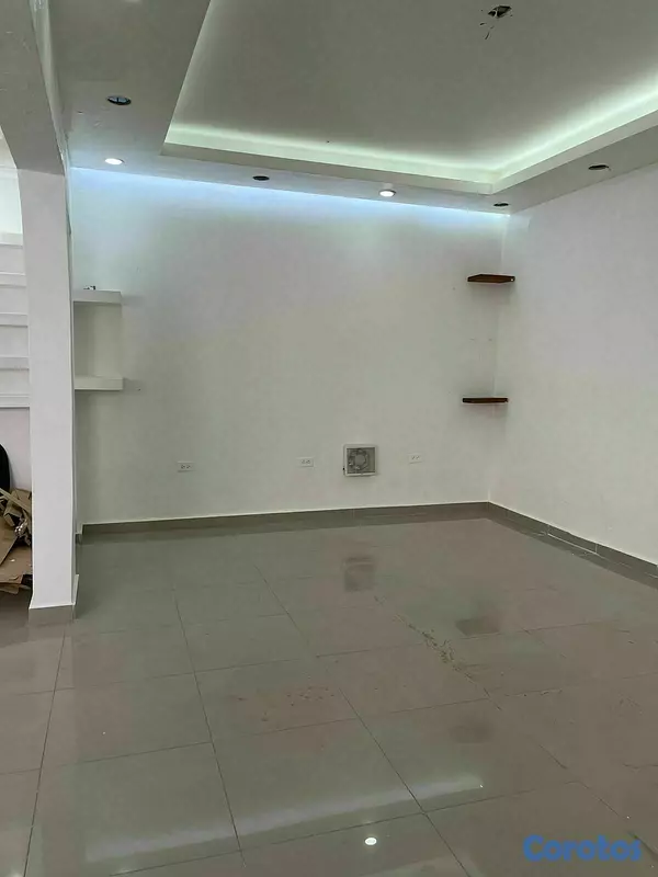 oficinas y locales comerciales - En La Enriquillo AMPLIO local de 240mts 4 parqueos 7