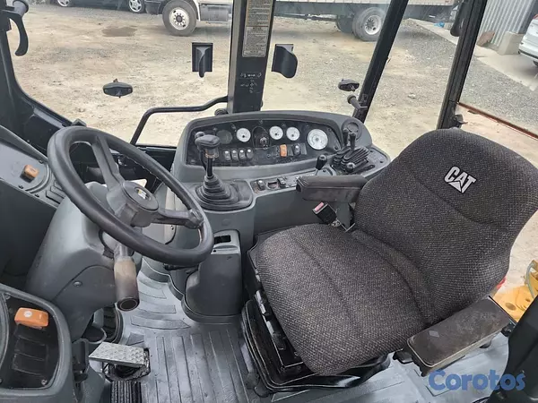 camiones y vehiculos pesados - Se vende retroexcavadora caterpillar.  Modelo 420D t 8