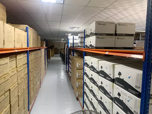 oficinas y locales comerciales - Local con nave en Gazcue 10