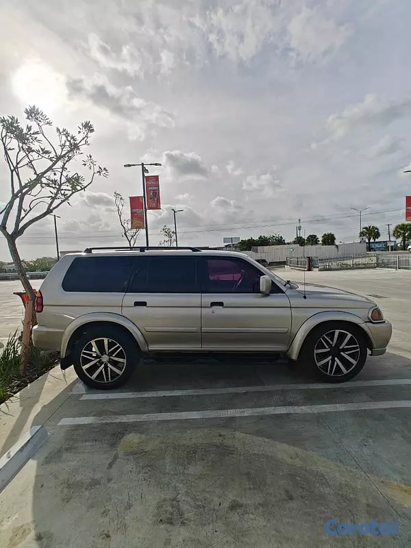 jeepetas y camionetas - MITSUBISHI MONTERO 2002 SUPER CLEAN  4