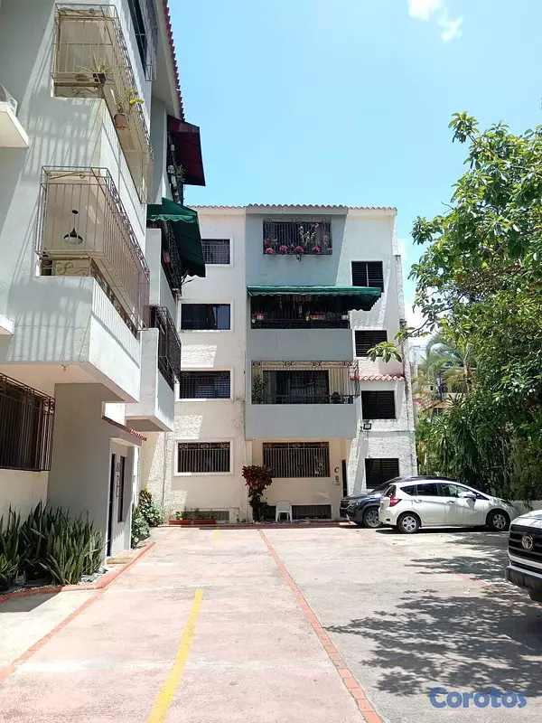 apartamentos - Se vende apt. en Urb. Paraiso, entre av. Churchill 10