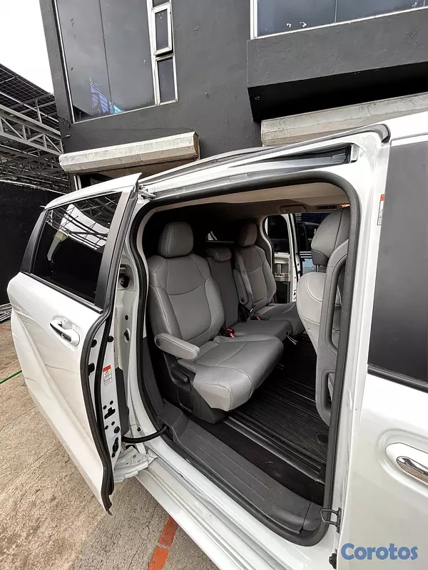jeepetas y camionetas - TOYOTA SIENNA XLE 2021  12