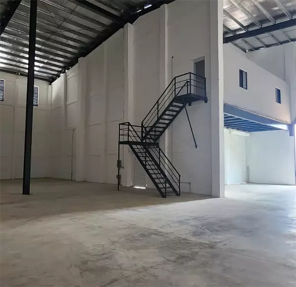 oficinas y locales comerciales - Nave céntrica con buen espacio 4