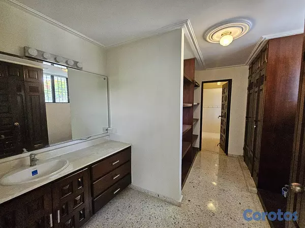 casas - Casa de 5 habitaciones 4 baños 4 parqueos en alqui 3