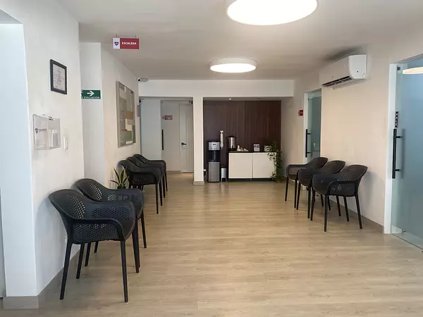 oficinas y locales comerciales - Alquilo un 1er Piso Completo de Consultorios Médicos amueblados  7