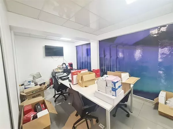 oficinas y locales comerciales - Local amplio en zona comercial 4