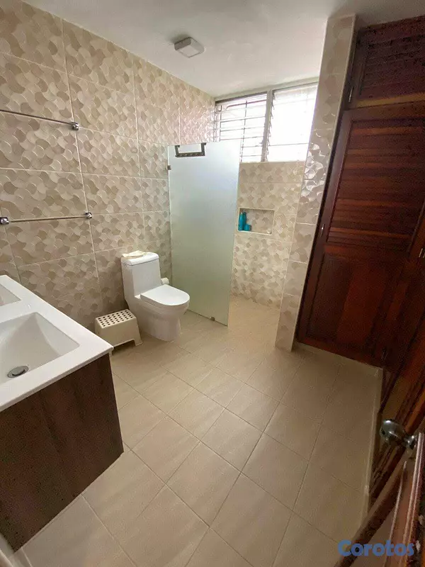 casas - Amplia Casa de 4 Habitaciones con Patio y Terraza  8