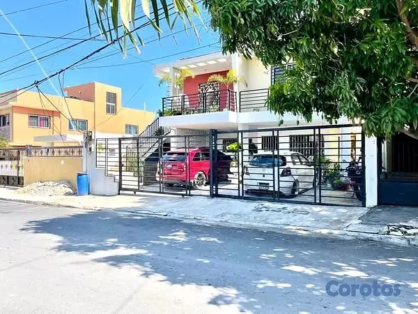 casas - Casa de Dos Niveles en Venta – Urb. Máximo Gómez,  15