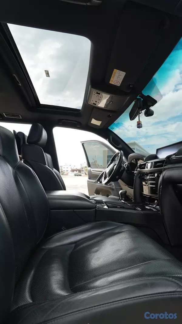 jeepetas y camionetas - Lexus LX 570 2016 135,000km en excelentes condicio 5