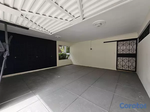 casas - Casa de 5 habitaciones 4 baños 4 parqueos en alqui 2