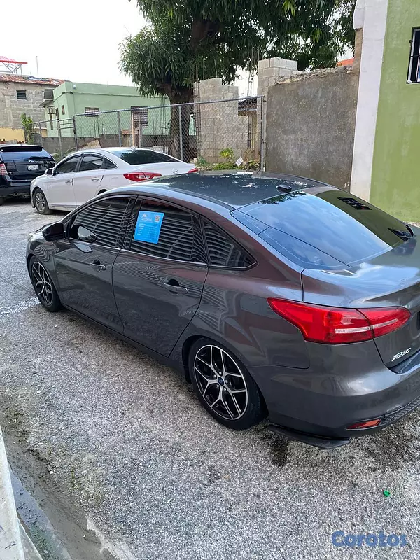 carros - Ford FocusSolo tiene un detalle un golpe en el baúl  6