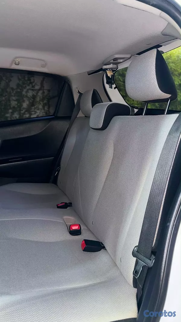 carros - TOYOTA VITZ 2013  6