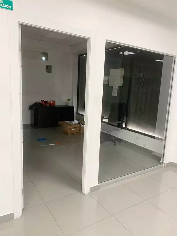 oficinas y locales comerciales - Local amplio en zona comercial 2