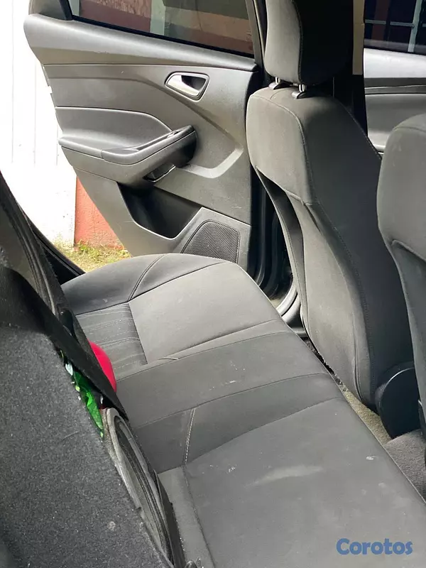 carros - Ford FocusSolo tiene un detalle un golpe en el baúl  7