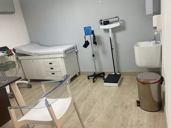oficinas y locales comerciales - Alquilo un 1er Piso Completo de Consultorios Médicos amueblados  6