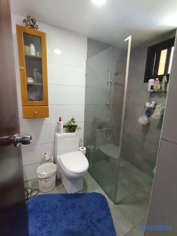 apartamentos - Se vende apt. en Urb. Paraiso, entre av. Churchill 6