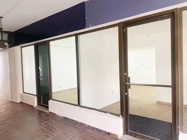 oficinas y locales comerciales - Local céntrico en Piantini 5