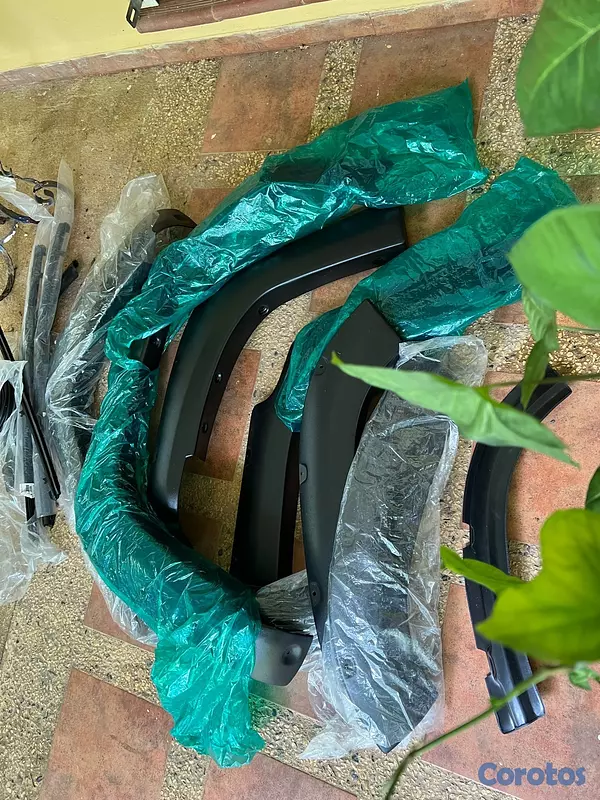 jeepetas y camionetas - vendo flares deportivos de 4 runner nuevos en su plástico negros para proteger  2