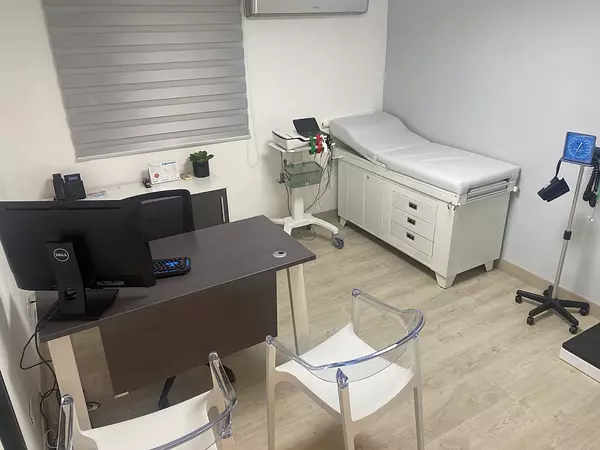 oficinas y locales comerciales - Alquilo un 1er Piso Completo de Consultorios Médicos amueblados  8